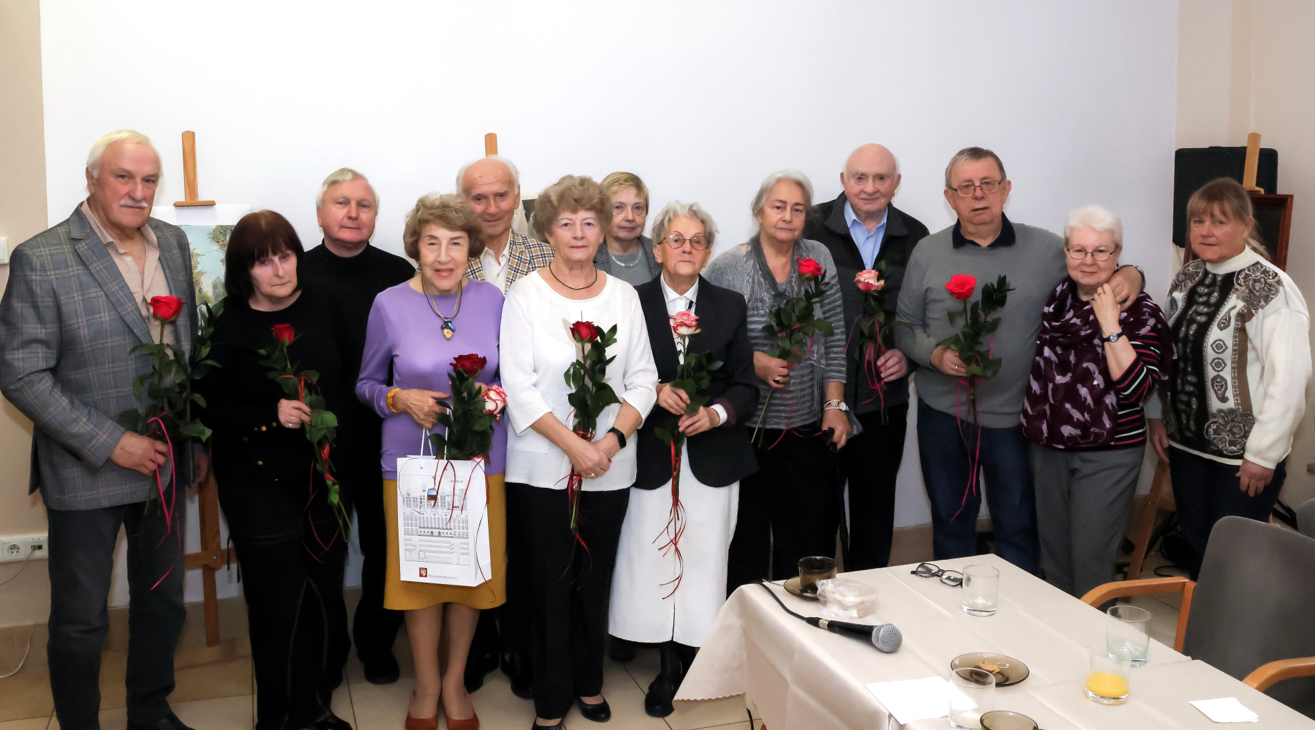 Zdjęcie grupowe autorów antologii