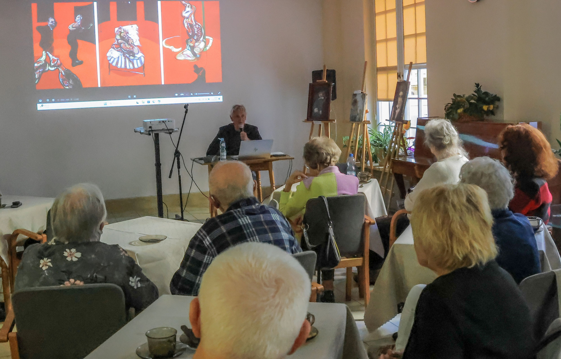 Dr Marek Sniecinski objaśnia obrazy