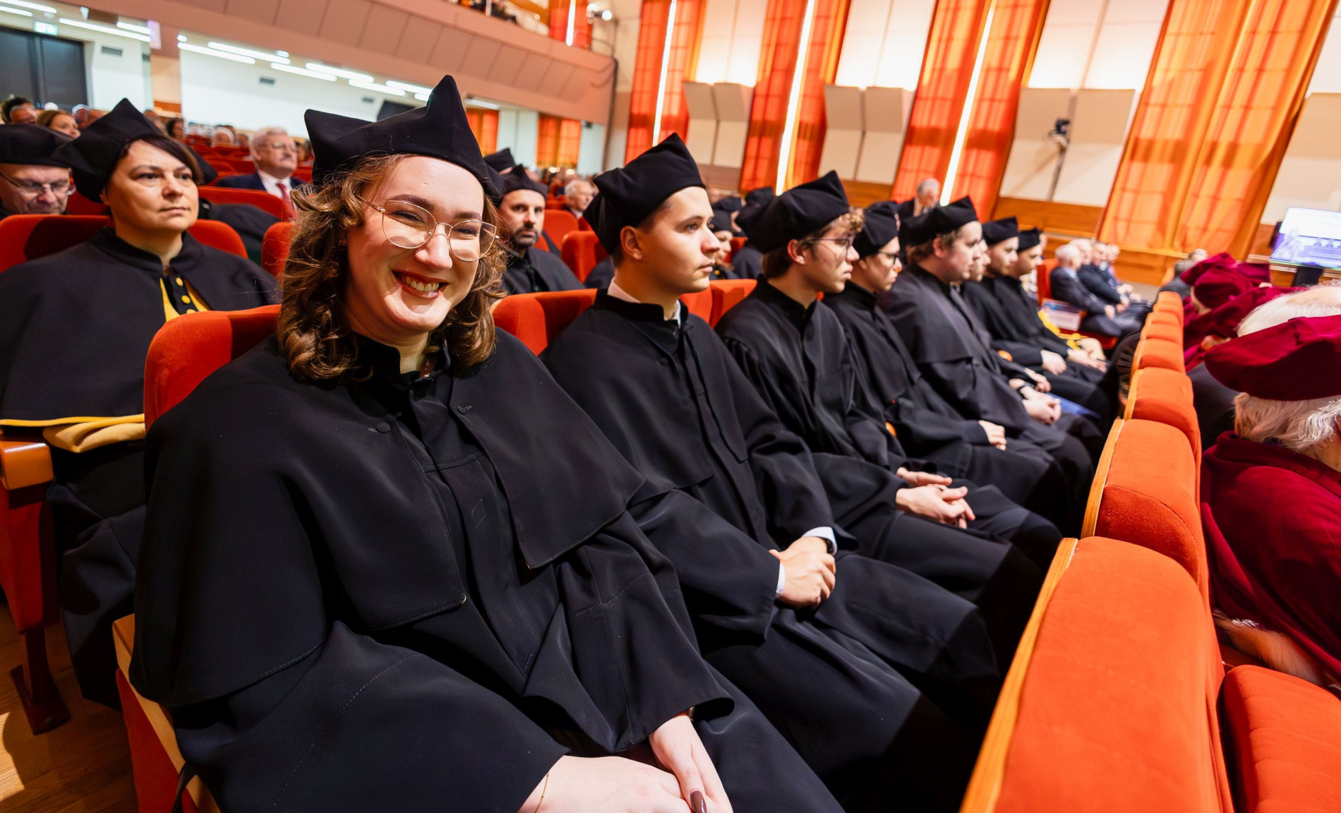 Zdjęcie grupy ludzi siedzącej w auli