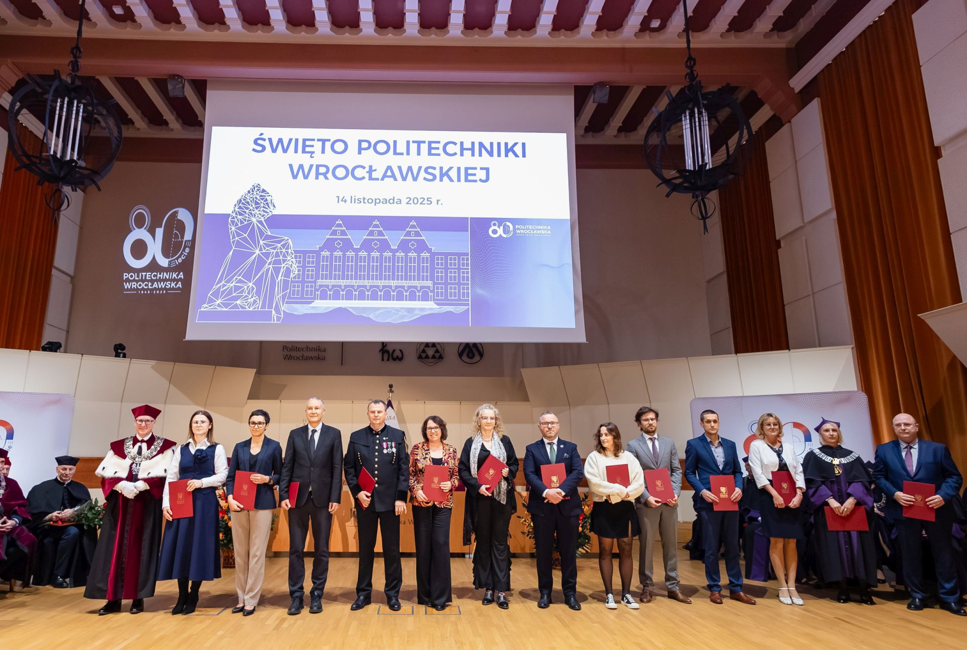 Zdjęcie grupy laureatów na scenie