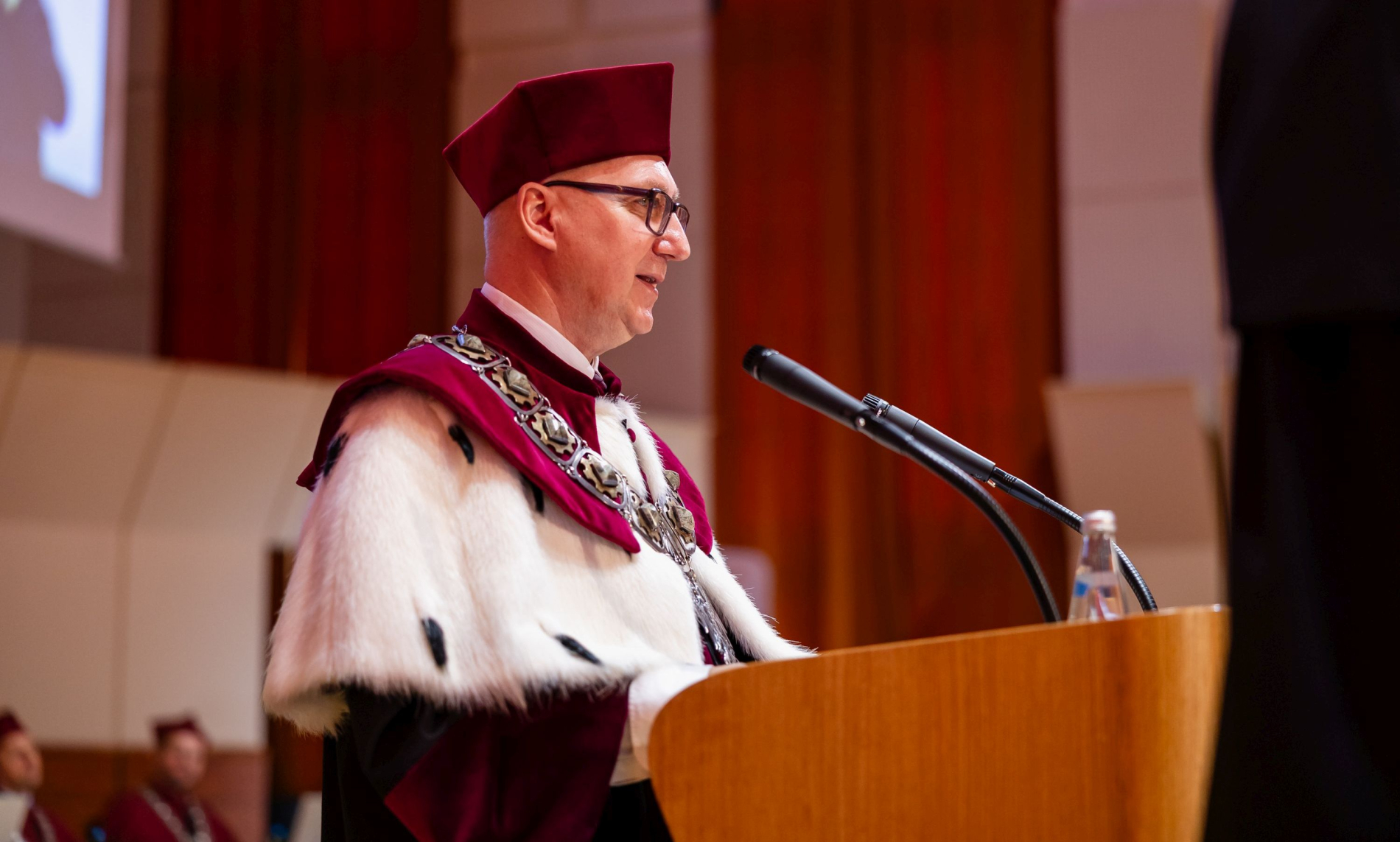 Zdjęcie przemawiającego rektora prof. Arkadiusza Wójsa