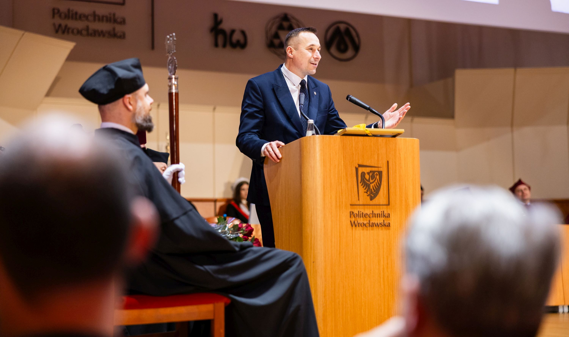 Zdjęcie przemawiającego marszałka Pawła Gancarza