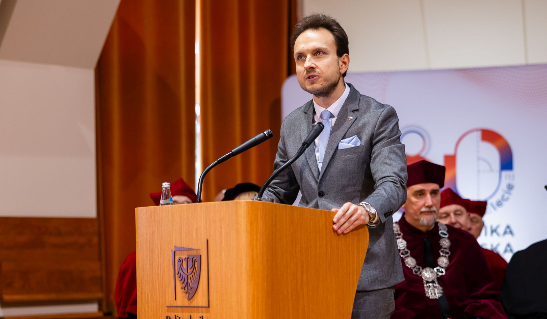 Zdjęcie przemawiającego dr. Piotra Kozdrowickiego