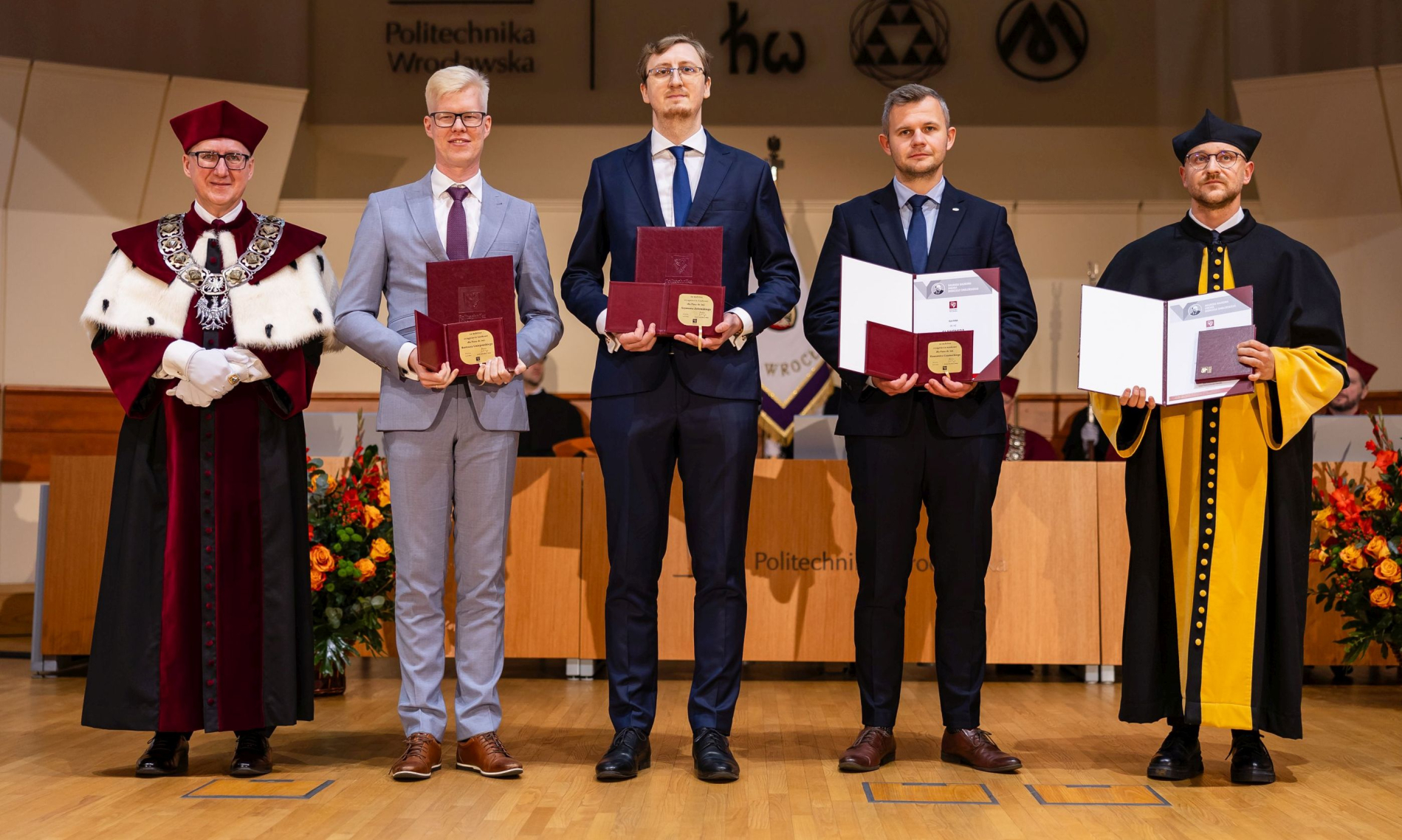 Zdjęcie czwórki laureatów na scenie