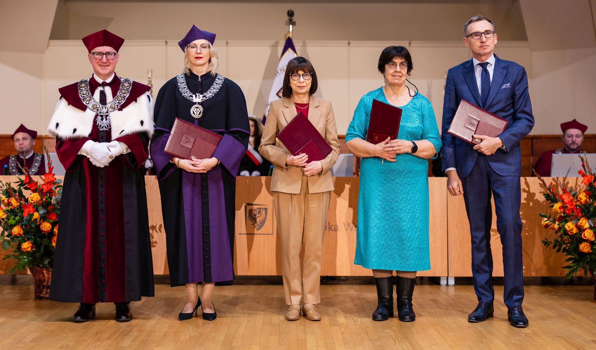 Zdjęcie czwórki laureatów na scenie