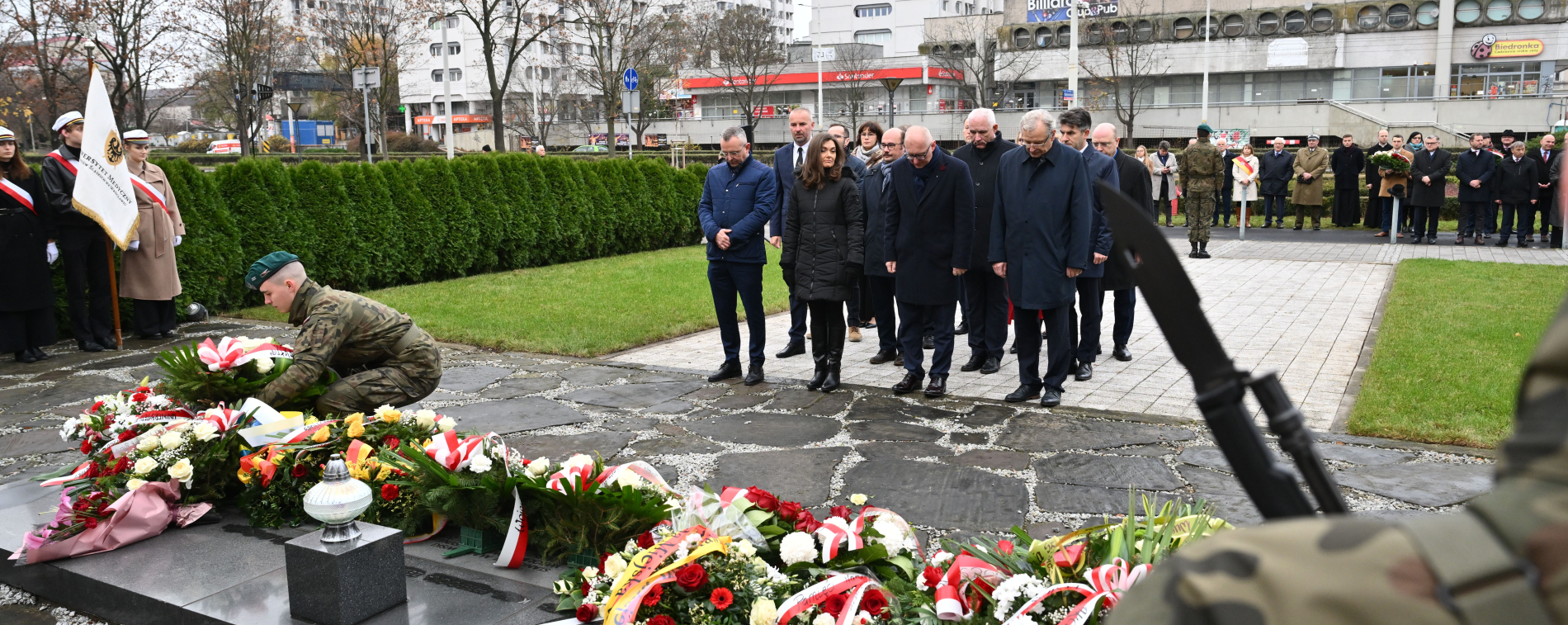 Korpus rektorsko-dziekański pod pomnikiem - zdjęcie