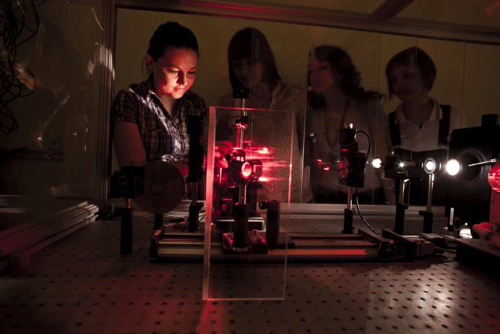 Doktoranci w laboratorium techniki laserowej