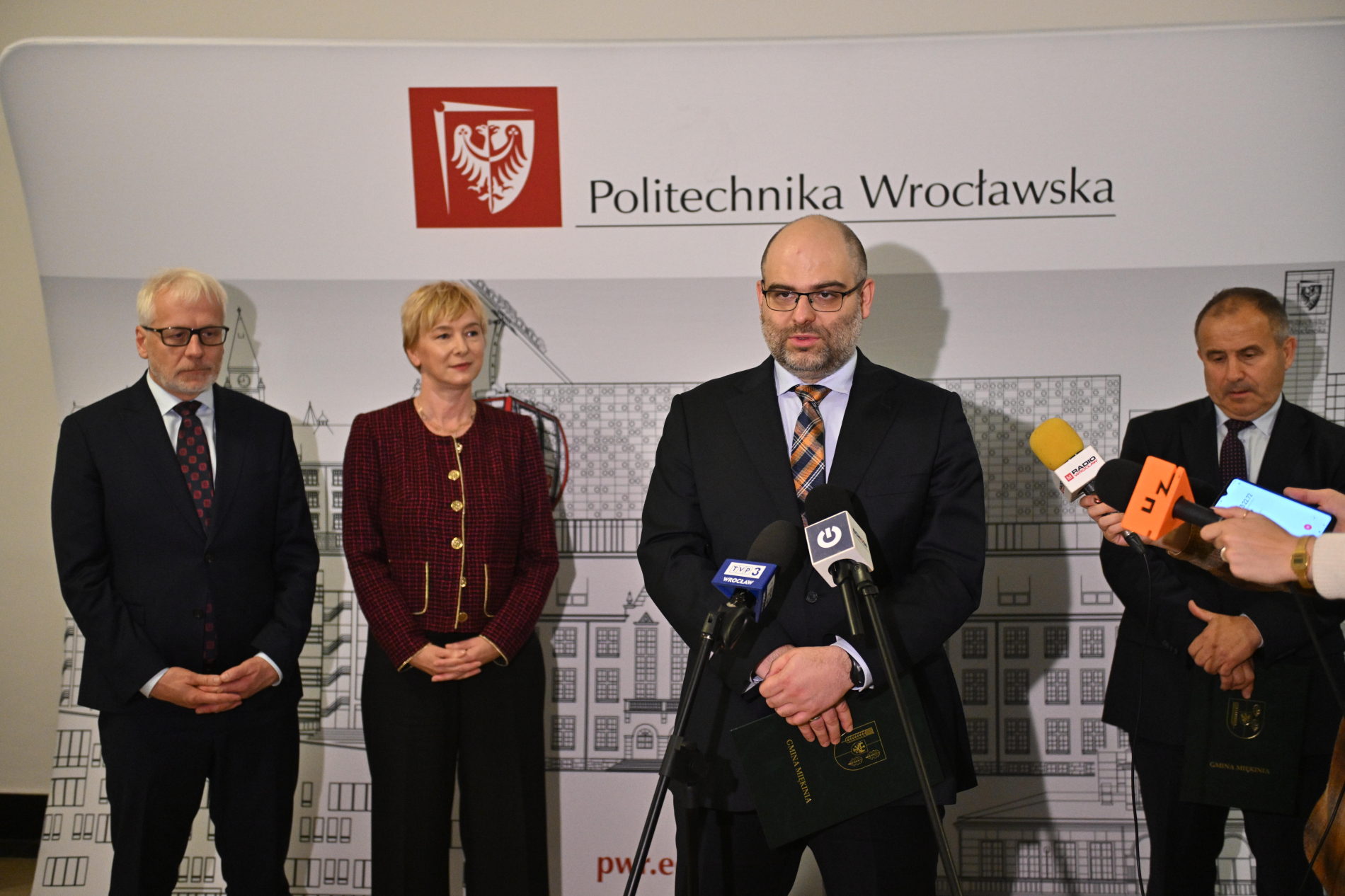 Paweł Lewandowski w trakcie konferencji prasowej - zdjęcie