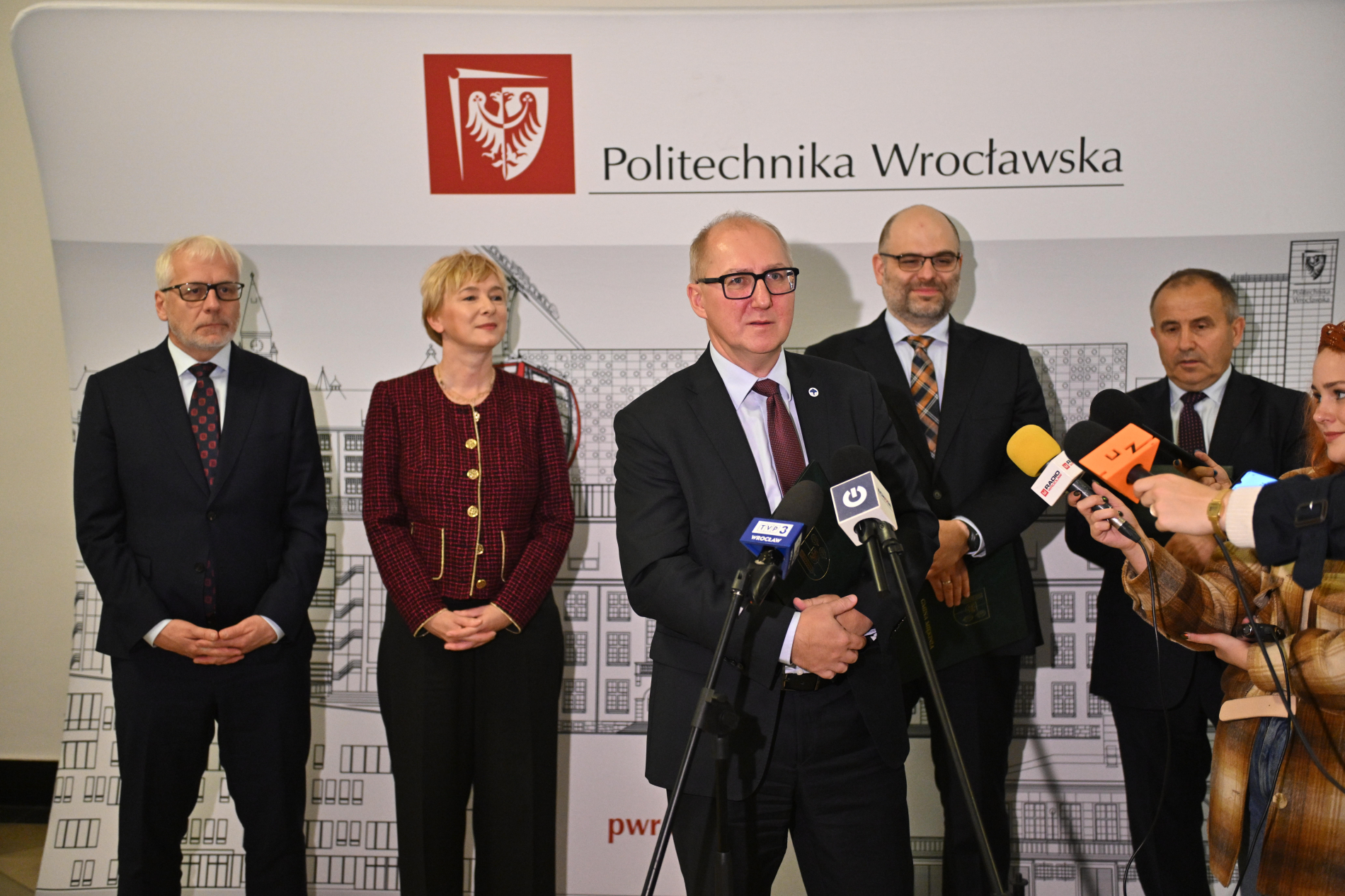 prof. Arkadiusz Wójs w trakcie konferencji prasowej - zdjęcie