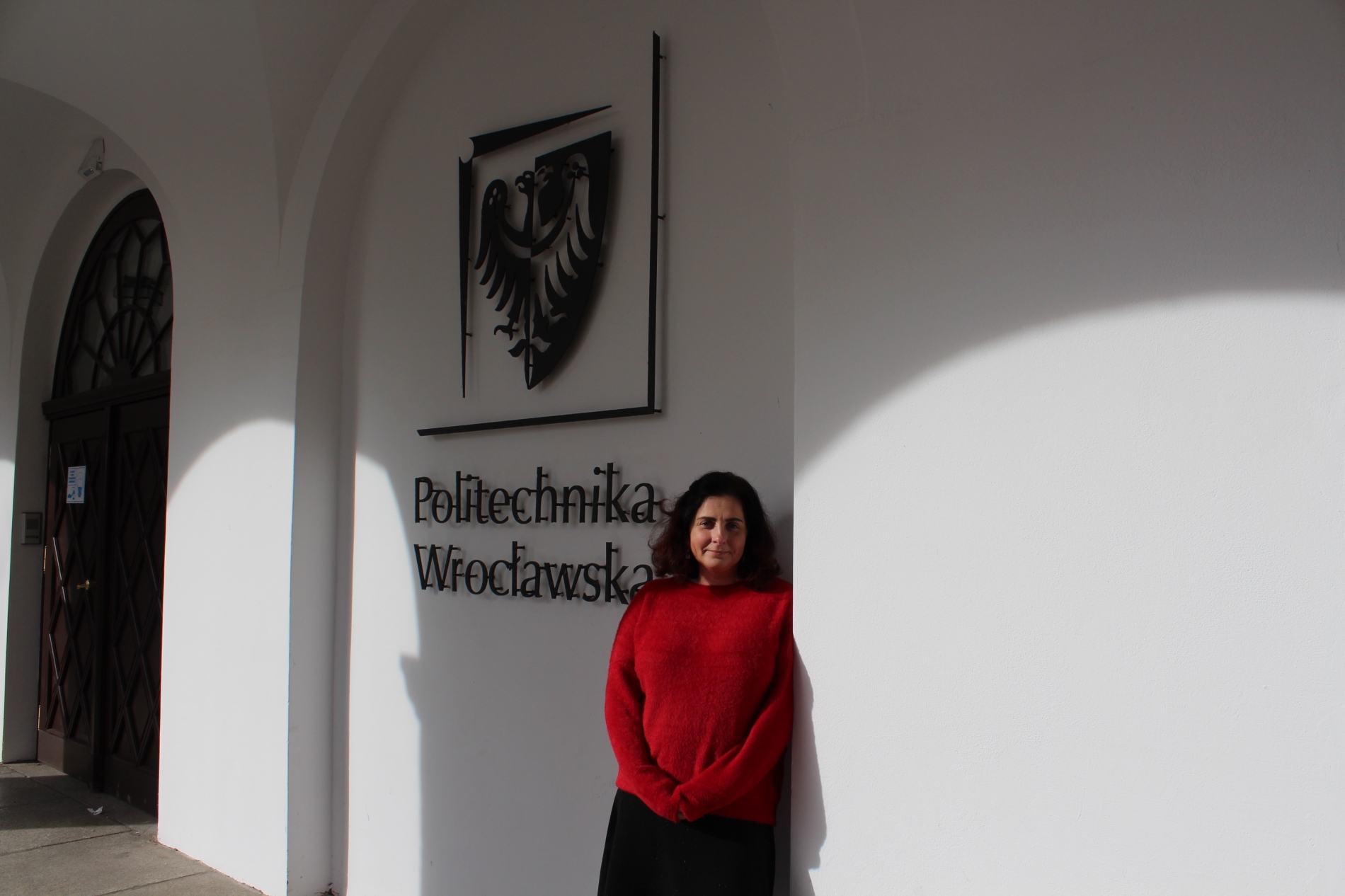 Prof. Paulina Płochacka-Maude przed budynkiem głównym PWr