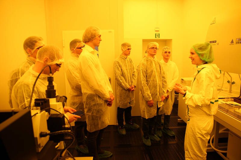 Uczestnicy konkursu w laboratorium - zdjęcie