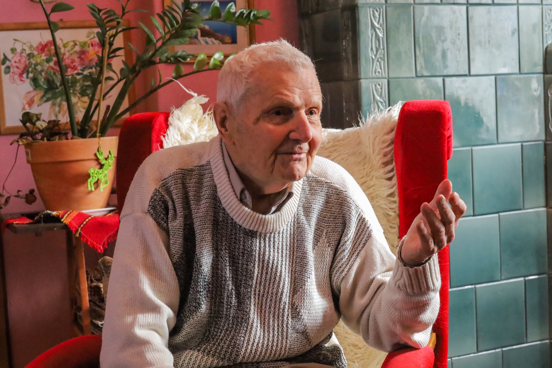 Dr Ryszard Nowakowski w domu na fotelu