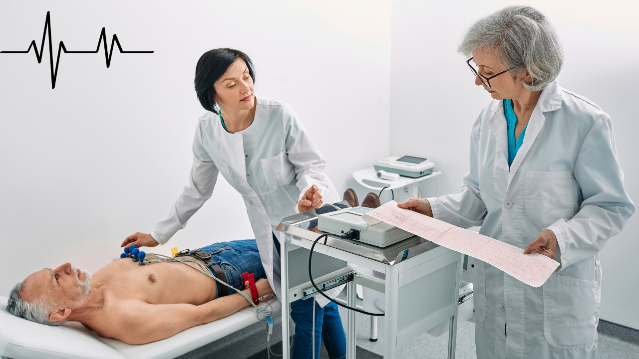 Badanie EKG: Dwóch lekarzy (kobiety w fartuchach) wykonuje badanie EKG u pacjenta leżącego na kozetce
