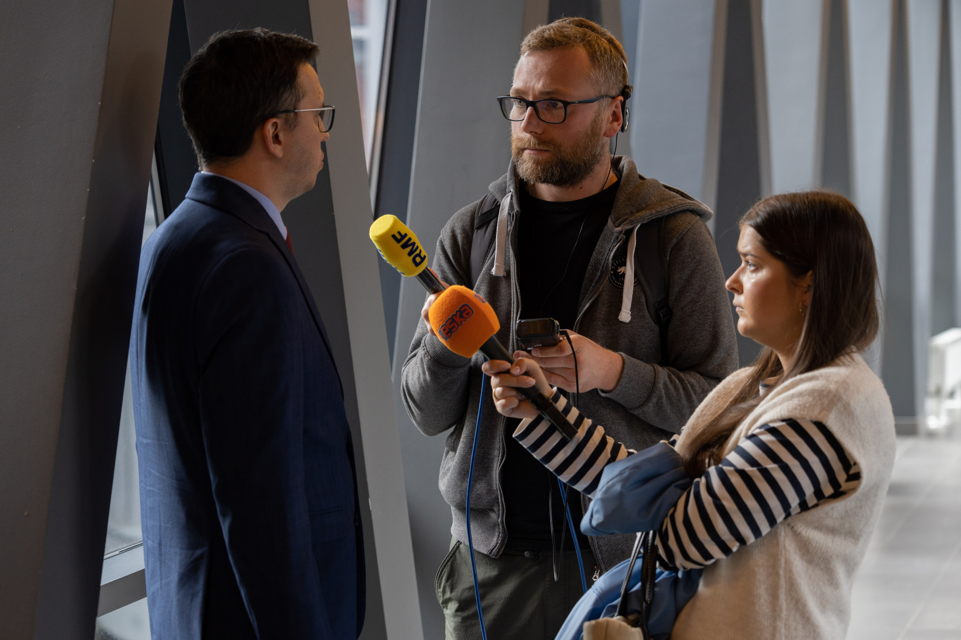 Dr Jan Kocoń w rozmowie z dziennikarzami - zdjęcie