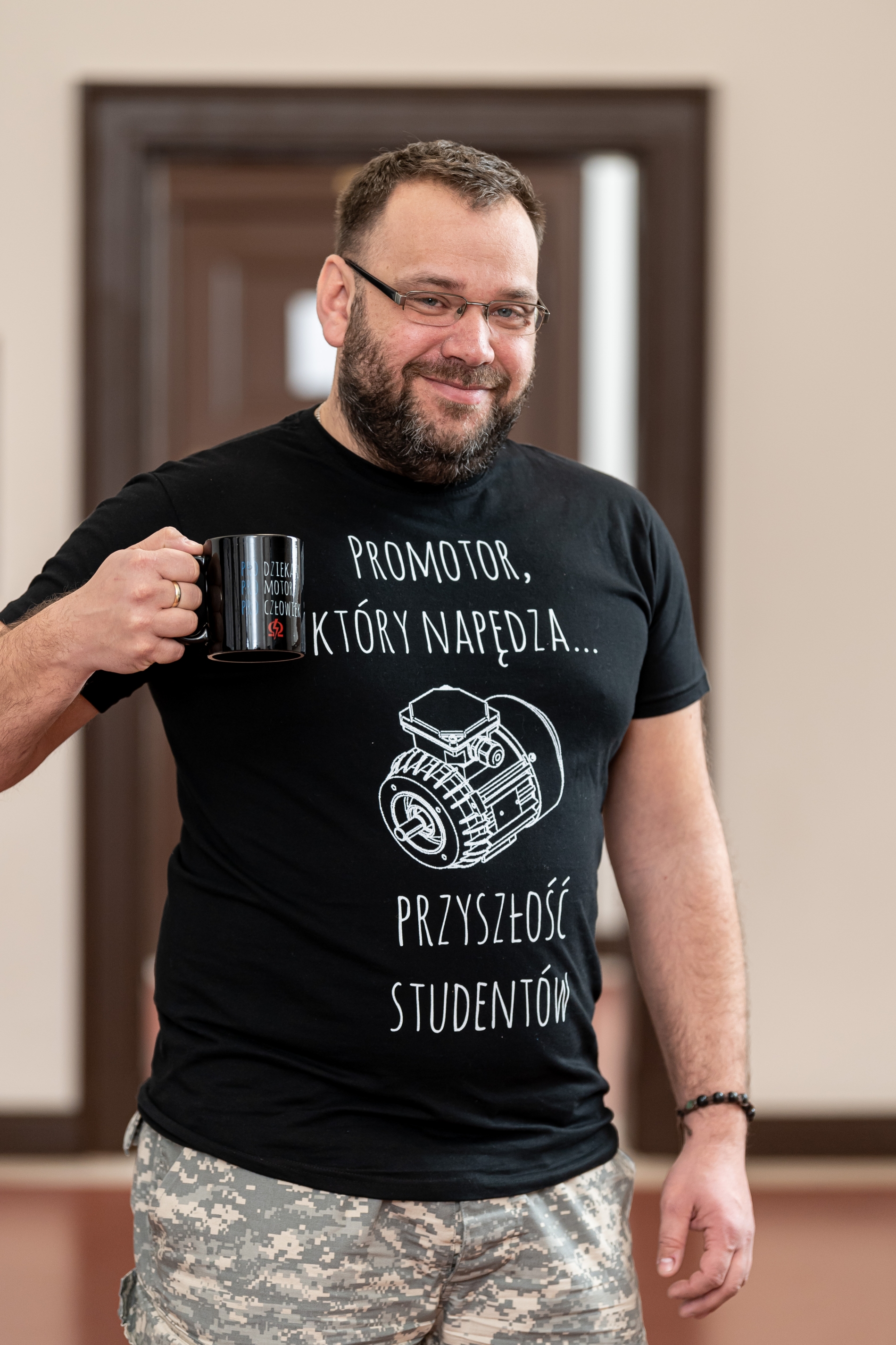 dr inż. Piotr Serkies z kubkiem od studentów