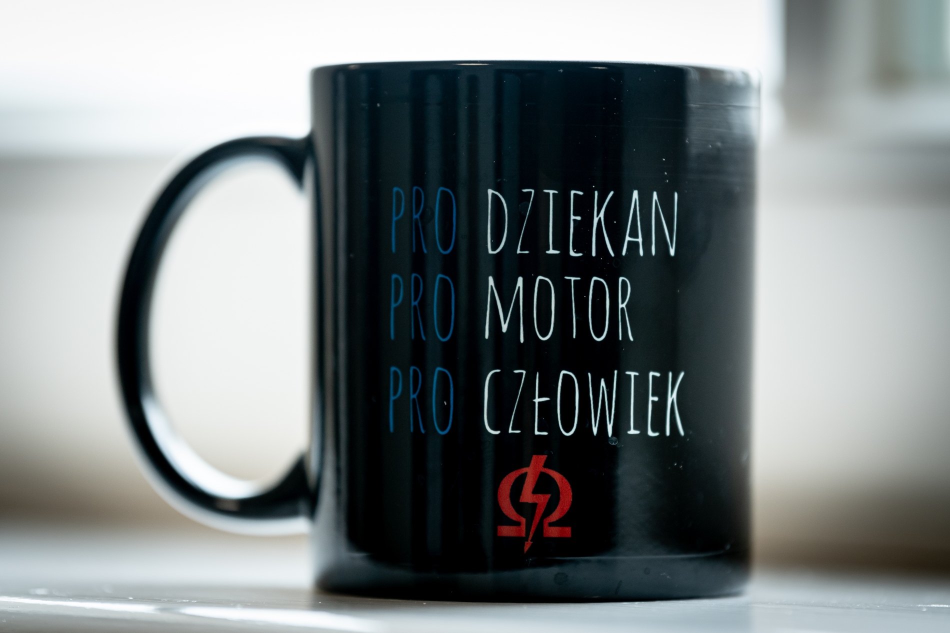 Kubek od studentów z napisem: Pro motor, pro dziekan, pro człowiek