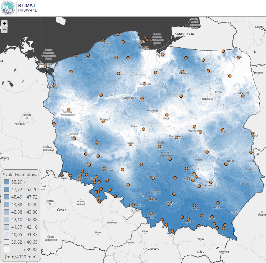 Mapa Polski z naniesionymi punktami i cieniowaniem, przedstawiająca dane klimatyczne, prawdopodobnie opady. Legenda po lewej stronie, zatytułowana "Skala kwantylowa", pokazuje zakresy wartości w milimetrach na 320 dni, od najniższych (poniżej 39,82 mm) oznaczonych jasnoniebieskim kolorem, do najwyższych (powyżej 52,20 mm) w kolorze ciemnoniebieskim.