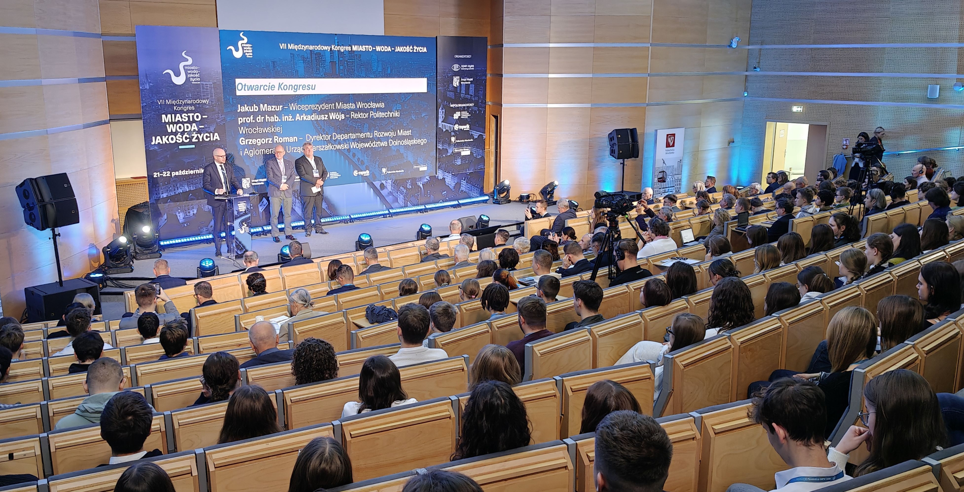 Otwarcie VI Międzynarodowej Konferencji "Miasto-Woda-Jakość Życia". Na scenie czterech prelegentów.