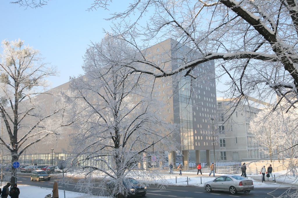 Zaśnieżony budynek C-13