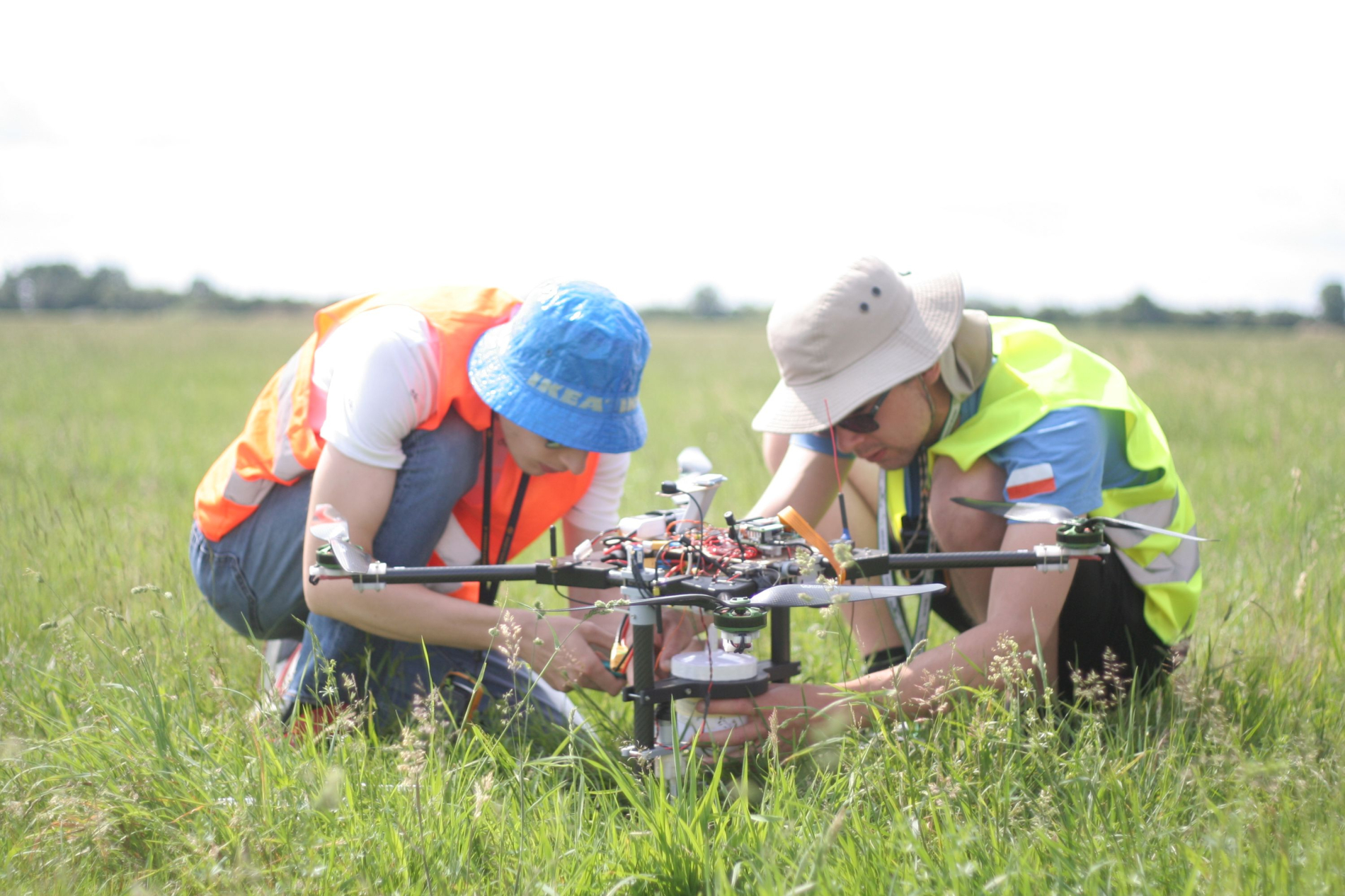 Studenci nad dronem