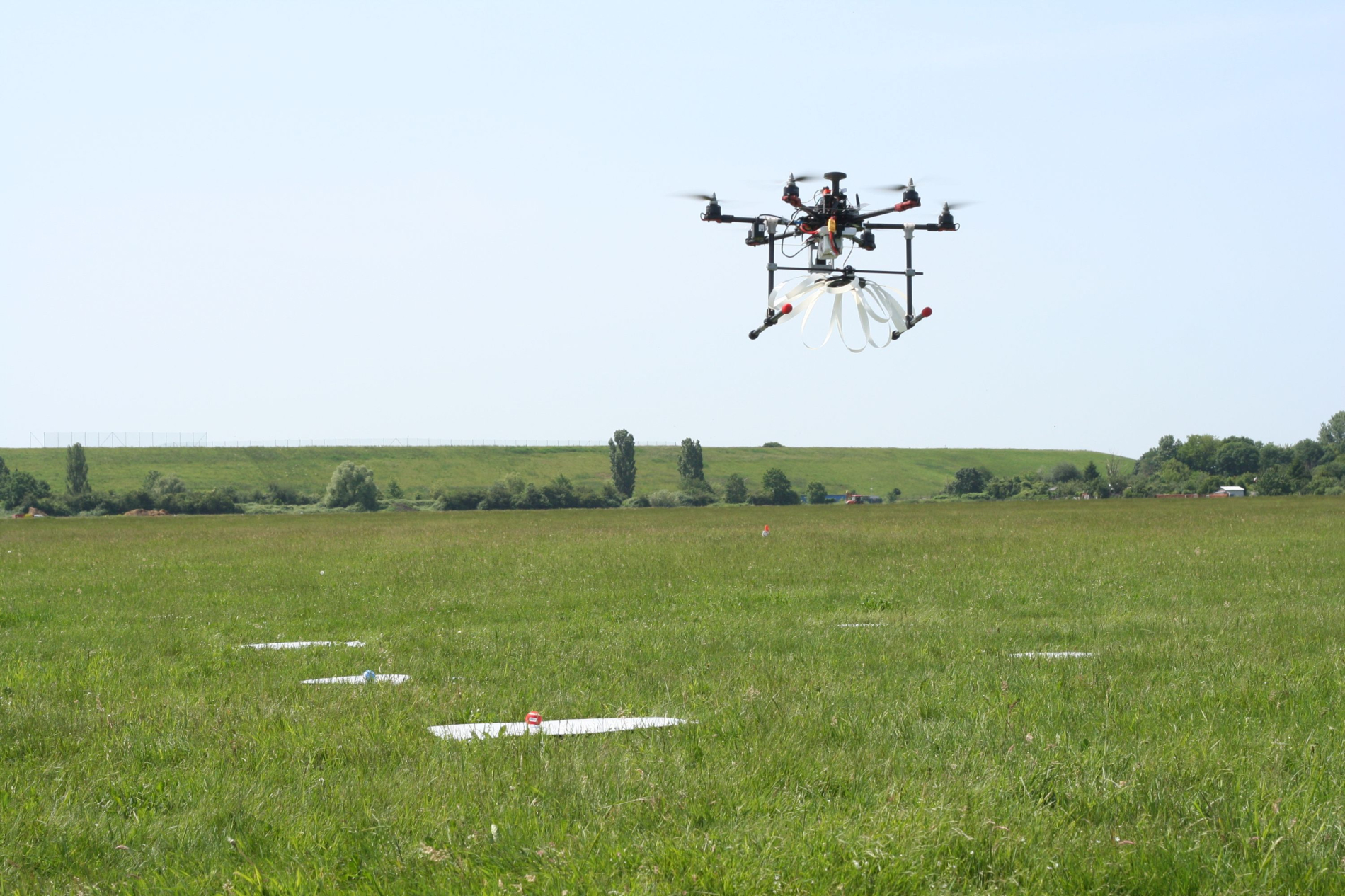 Dron unoszący się w powietrzu