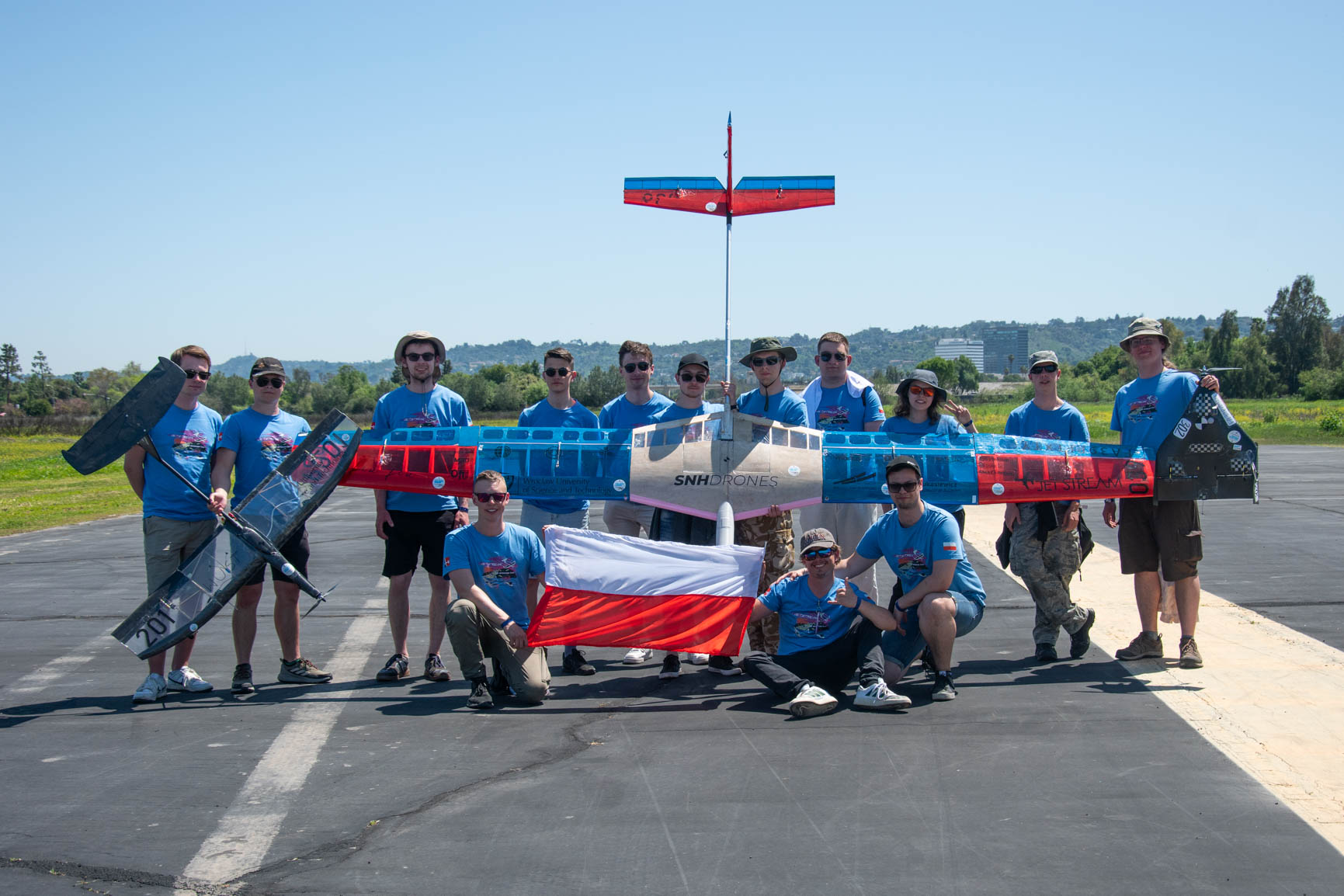 Zdjęcie studentów z Polską flagą i swoim samolotem na zawodach w USA