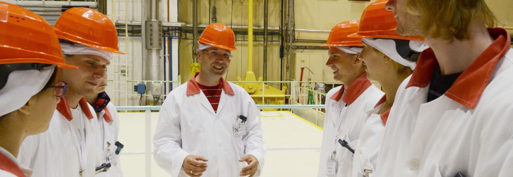 Studenci w elektrowni jądrowej - zdjęcie ilustracyjne