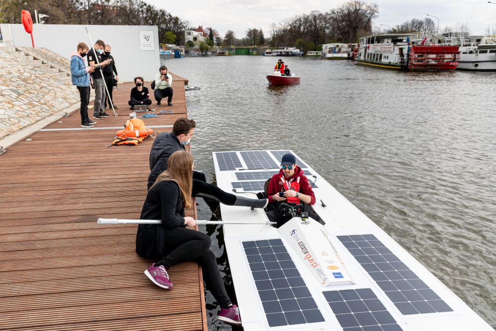 Pierwsze wodowanie łodzi solarnej