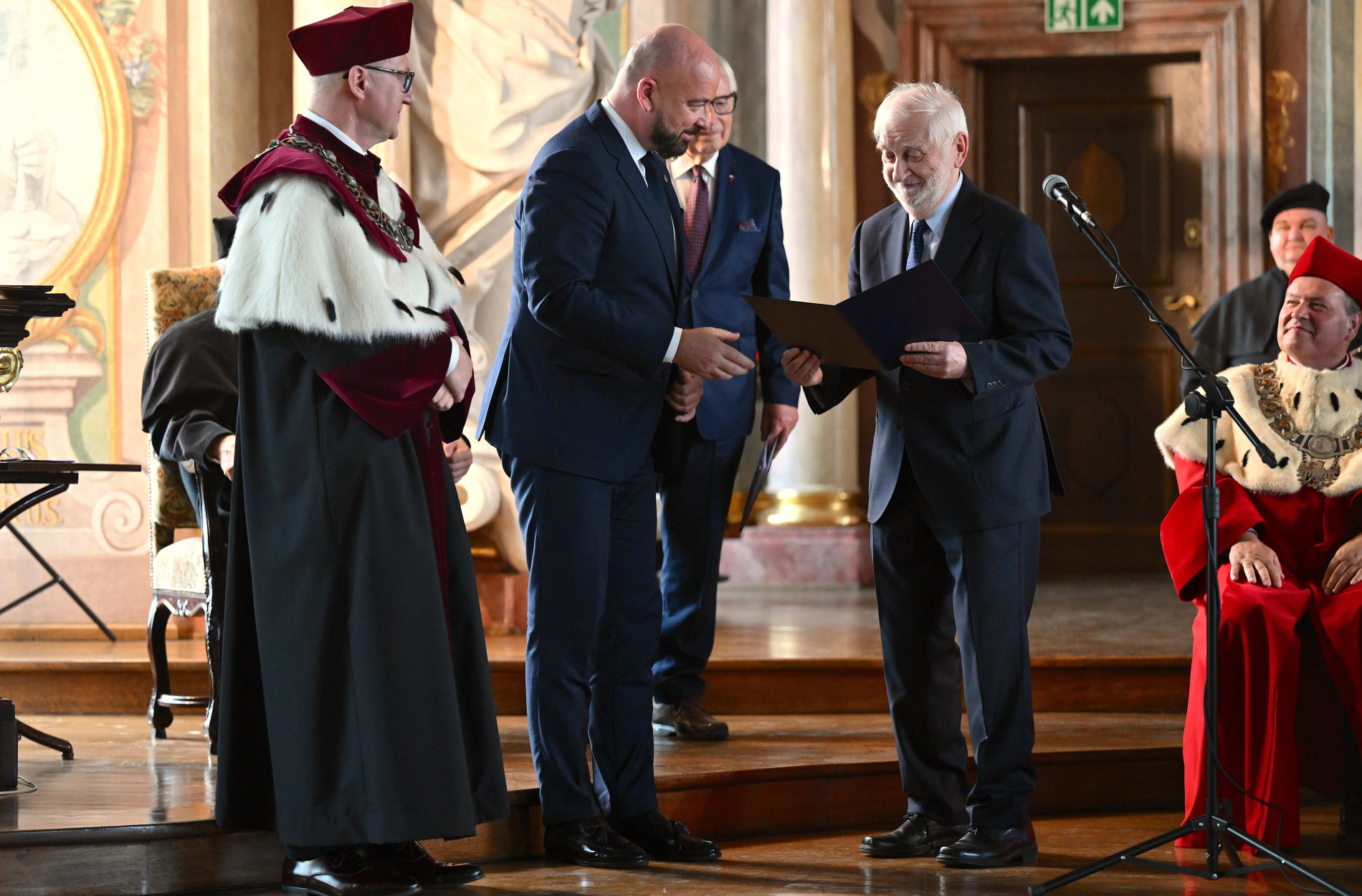 Laureat odbiera dyplom od prezydenta Wrocławia, obok rektor prof. Arkadiusz Wójs