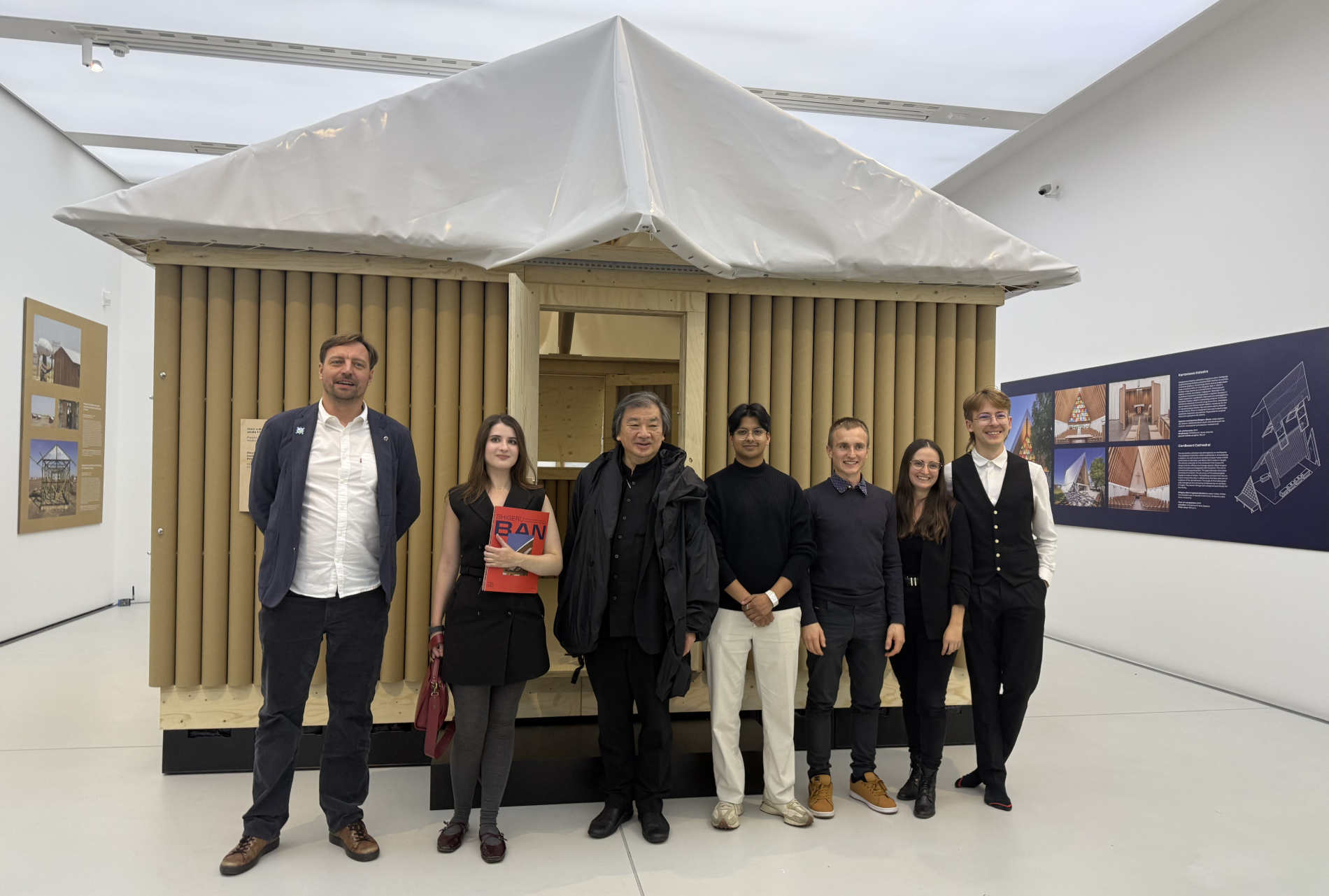 Zdjęcie autorów projektu razem z Shigeru Banem na tle konstrukcji