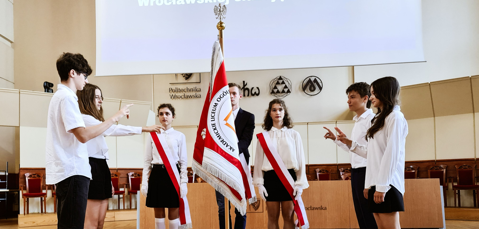 Ślubowanie uczniów klas pierwszych - zdjęcie