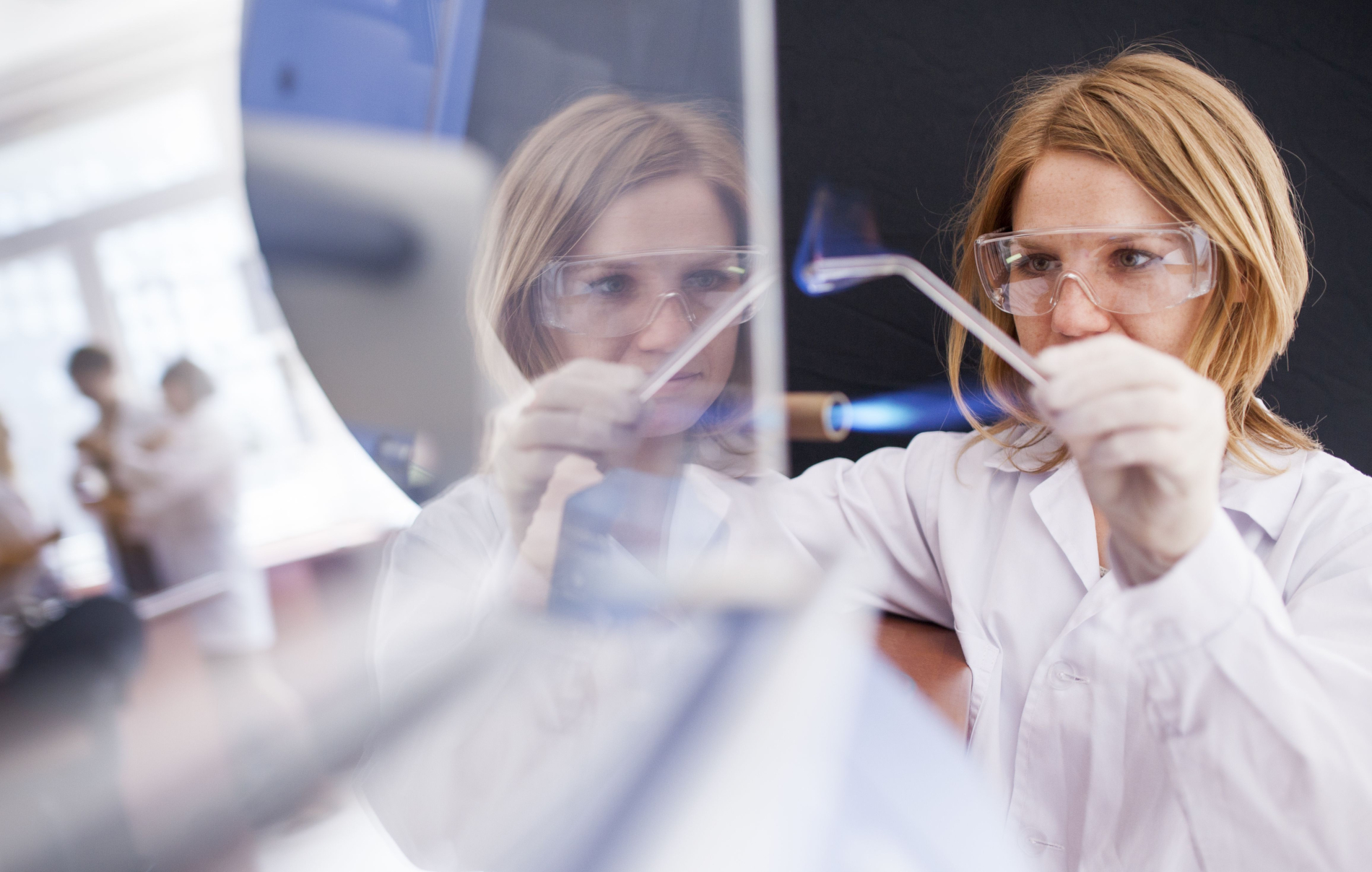 Zdjecie osoby w fartuchu w laboratorium chemicznym