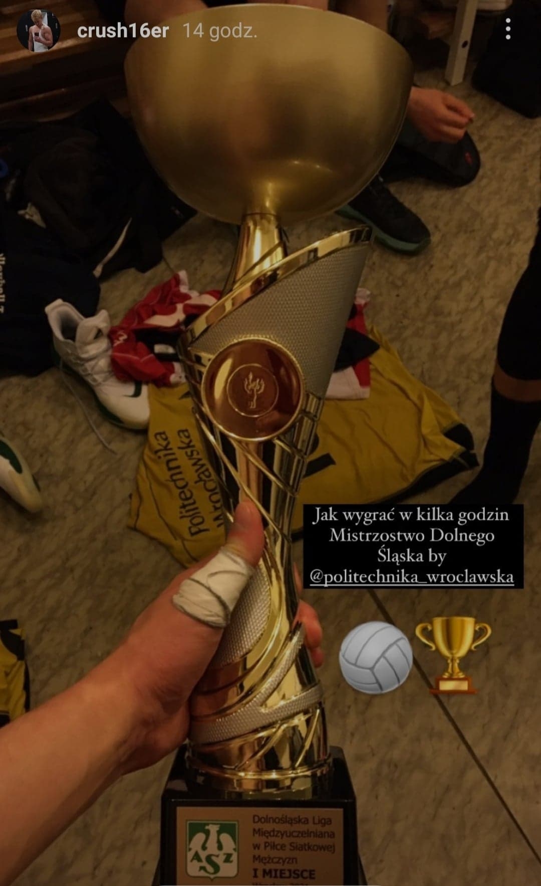 Zdjęcie trofeum dla siatkarzy