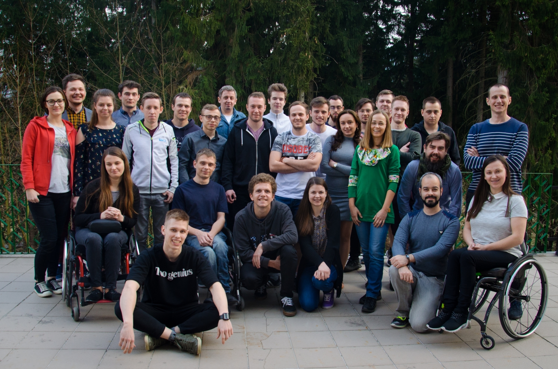 Zdjęcie zbiorowe prezentujące studentów PWr z niepełnosprawnościami