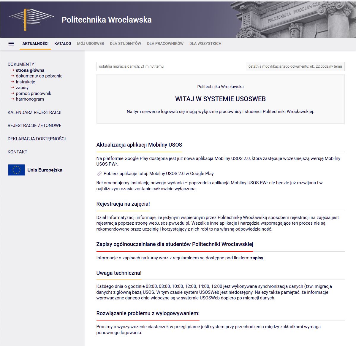 Strona główna systemu USOS, czyli Uniwersyteckiego Systemu Obsługi Studiów. Znajduje się tam nagłówek z logo uczelni oraz menu z różnymi opcjami takimi jak “Aktualności”, “Dla kandydatów”, “Dla studentów” itp. Poniżej znajduje się główna treść strony, która zawiera komunikat o błędzie w systemie logowania użytkowników i ostrzeżenie o możliwych  problemach technicznych. Informuje również o rozwiązaniu problemu z wydajnością systemu logowania i podaje godziny, w których mogą występować utrudnienia (03:00, 06:00, 11:00, 15:00). Na dole strony znajdują się dodatkowe informacje kontaktowe i adres uczelni.
