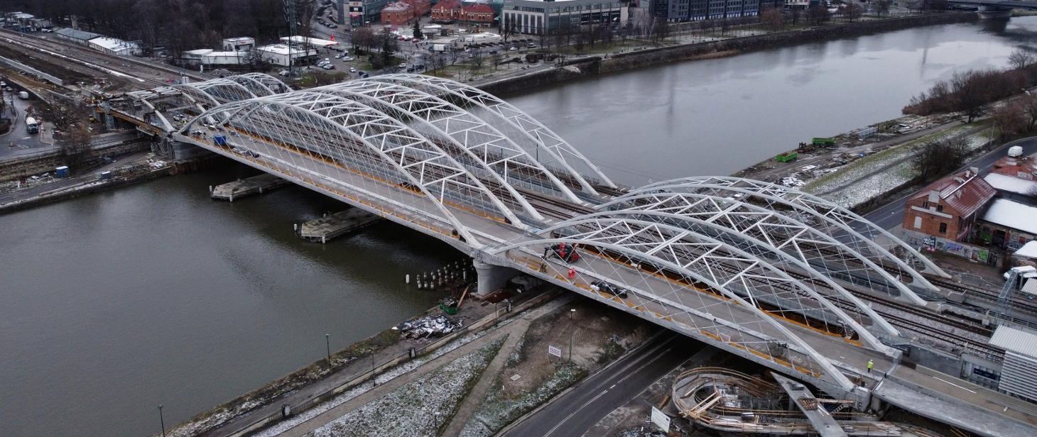 Most kolejowy przez Wisłę w ciągu magistrali kolejowej E30 w centrum Krakowa - zdjęcie