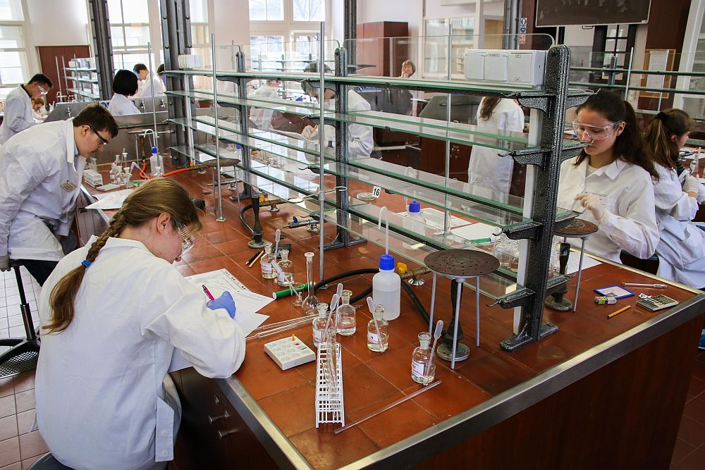mlody_chemik_eksperymentuje.jpg