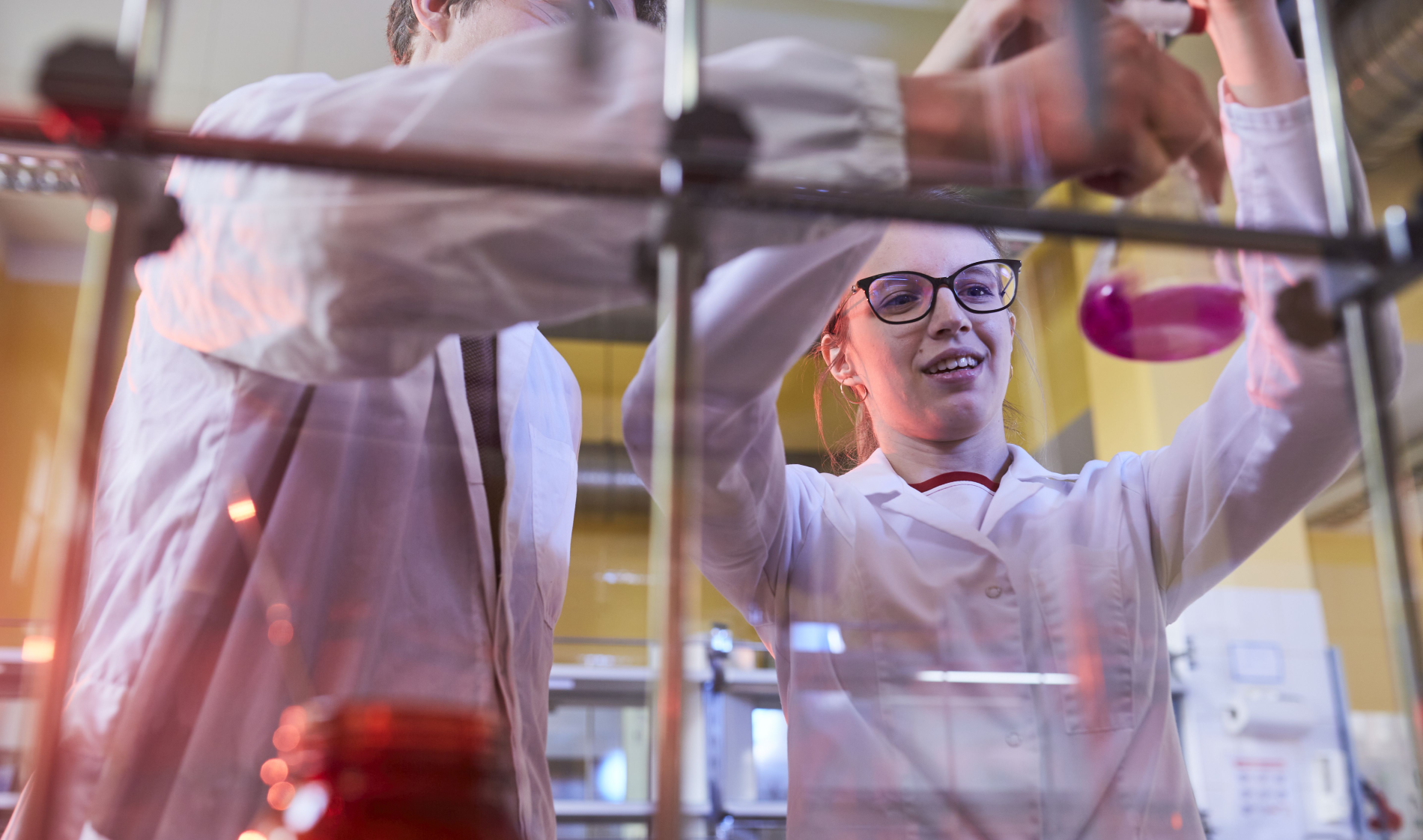 Zdjęcie dwóch osób w laboratorium chemicznym