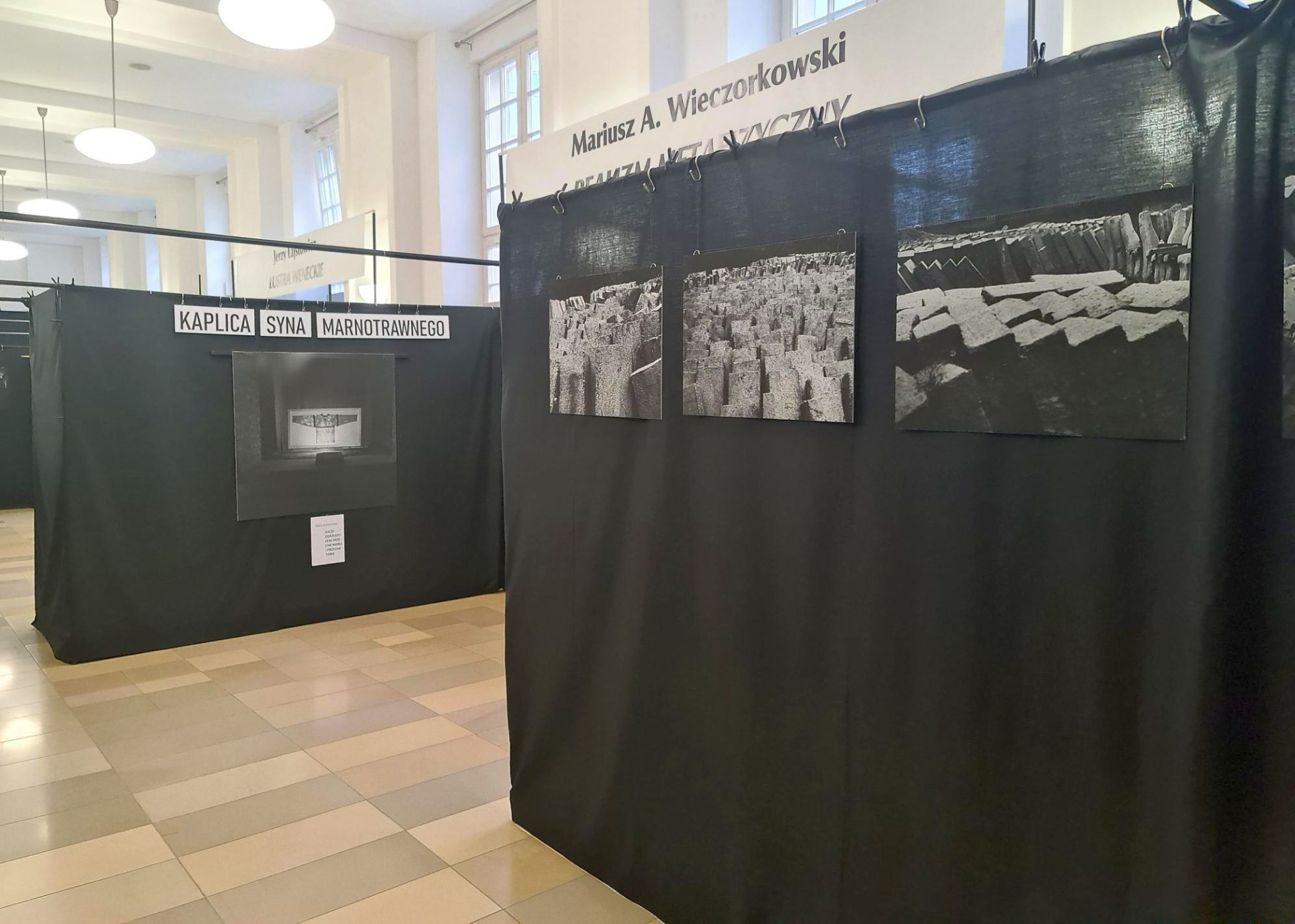 Zdjęcie wystawy fotograficznej w holu budynku Politechniki Wrocławskiej