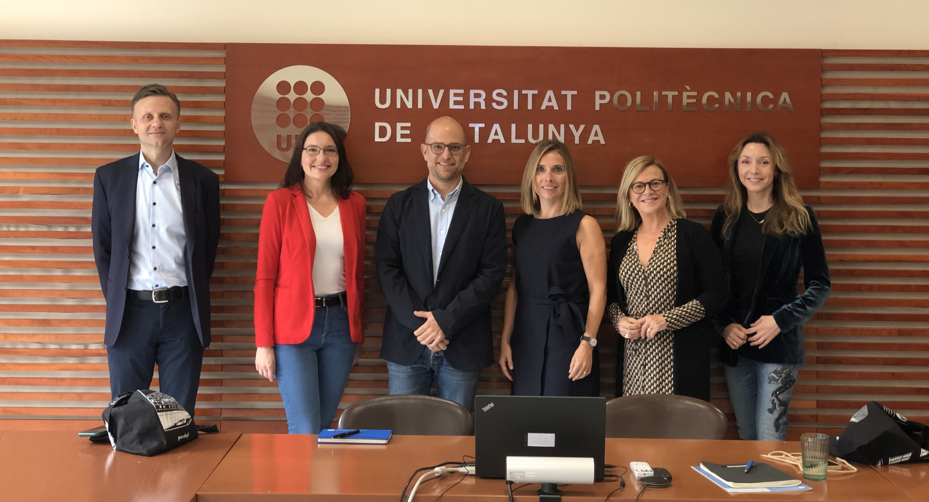 Zdjęcie grupowe z wizyty na Uniwersytecie w Barcelonie