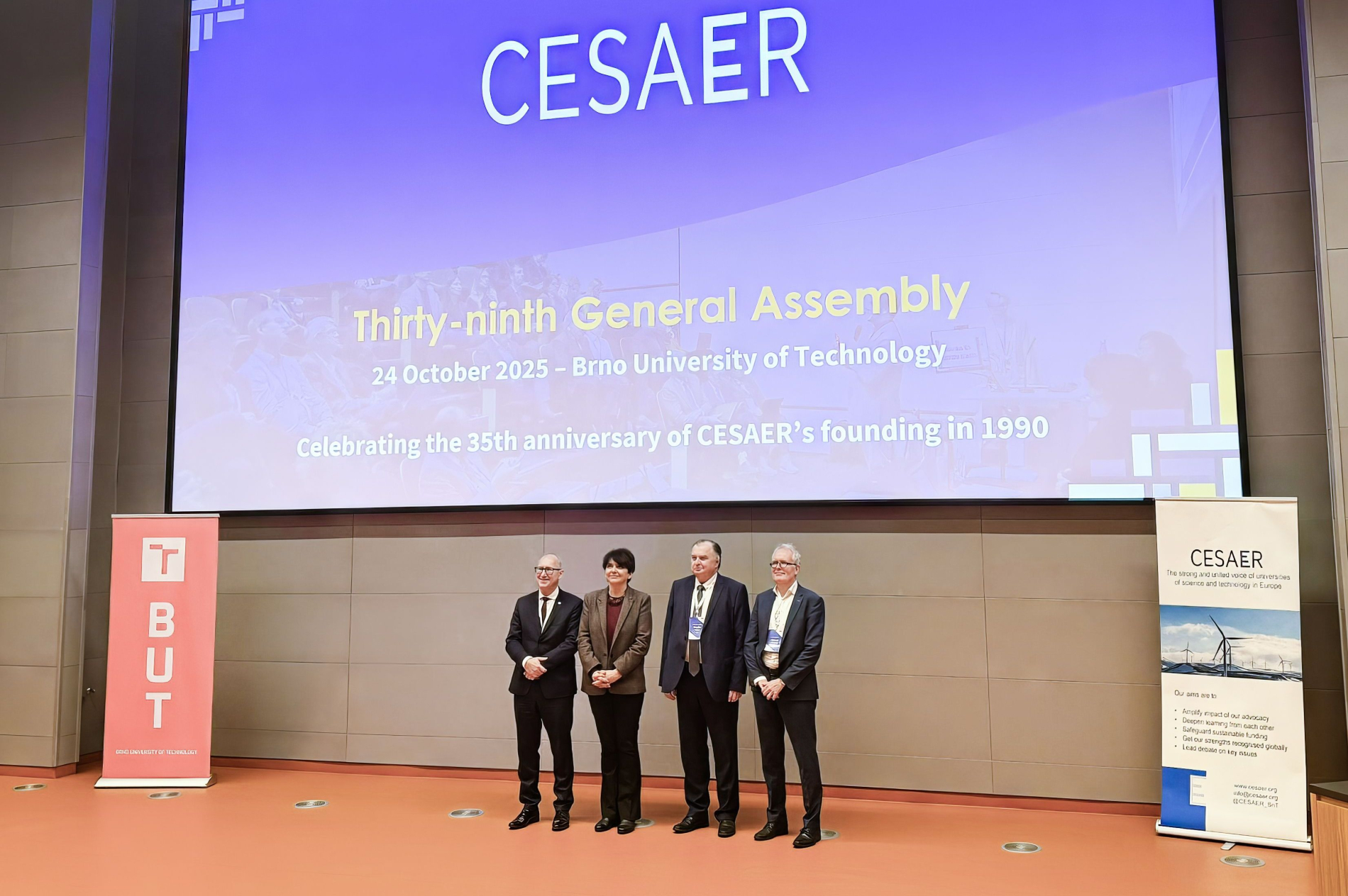 Cztery osoby pozują na tle ekranu z napisem „CESAER Thirty-ninth General Assembly” podczas wydarzenia na Brno University of Technology.