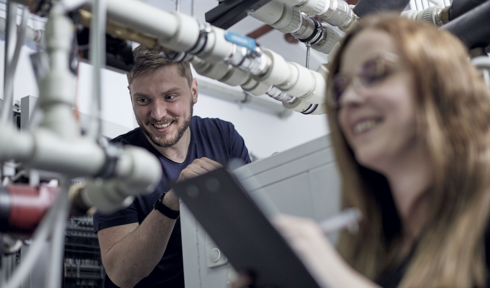 Zdjęcie dwóch osób w laboratorium