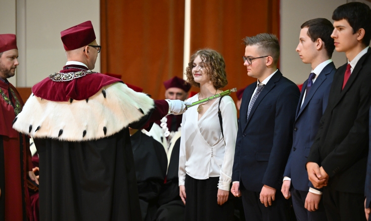 Zdjęcie studentów podczas immatrykulacji na auli PWr