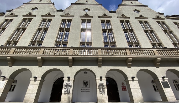 Zdjęcie budynku głownego PWr