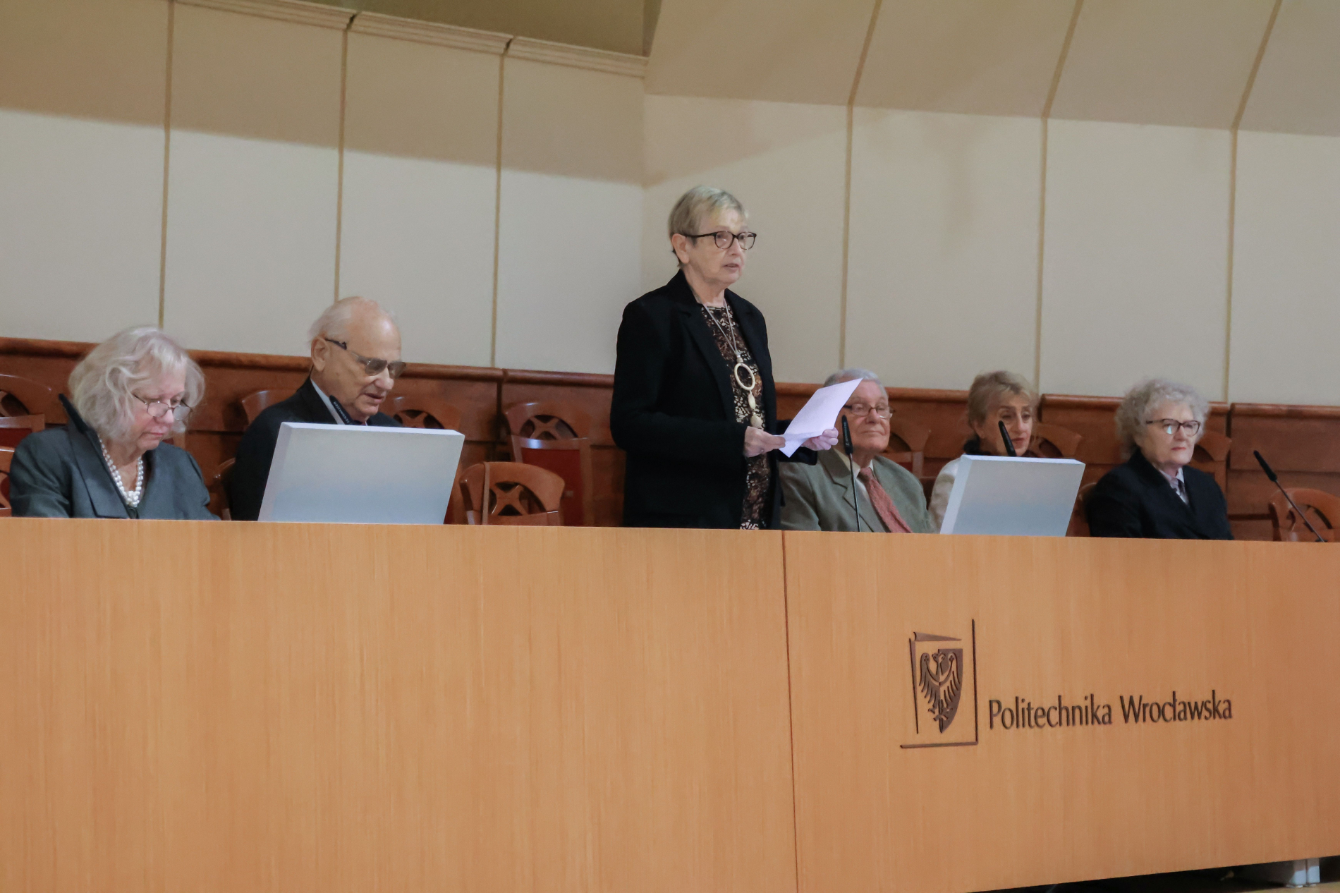 Zdjęcie podczas wyborów władza Koła Emerytów i Rencistów w auli PWr